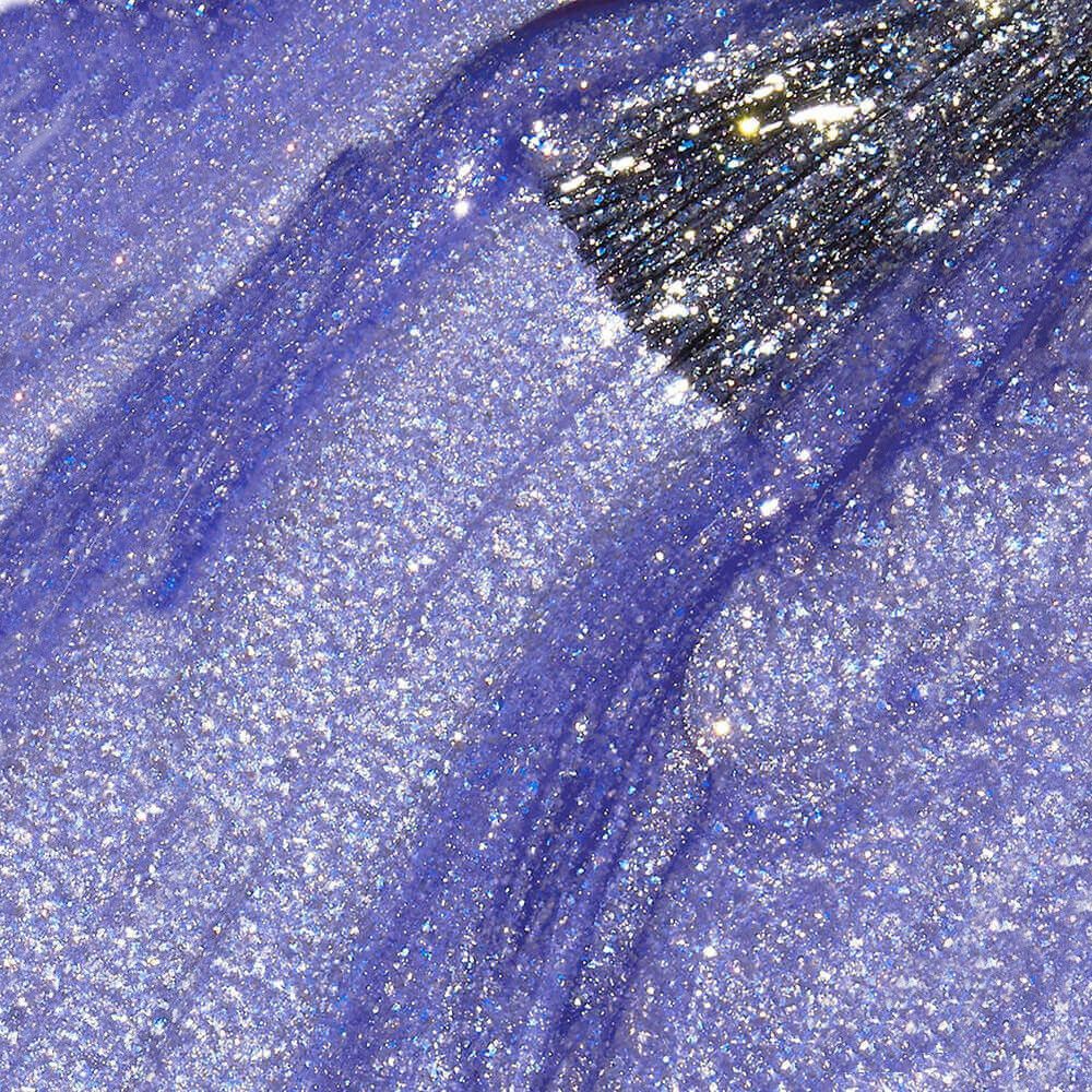 Vernis à ongles violet pailleté. Le pinceau est partiellement visible.