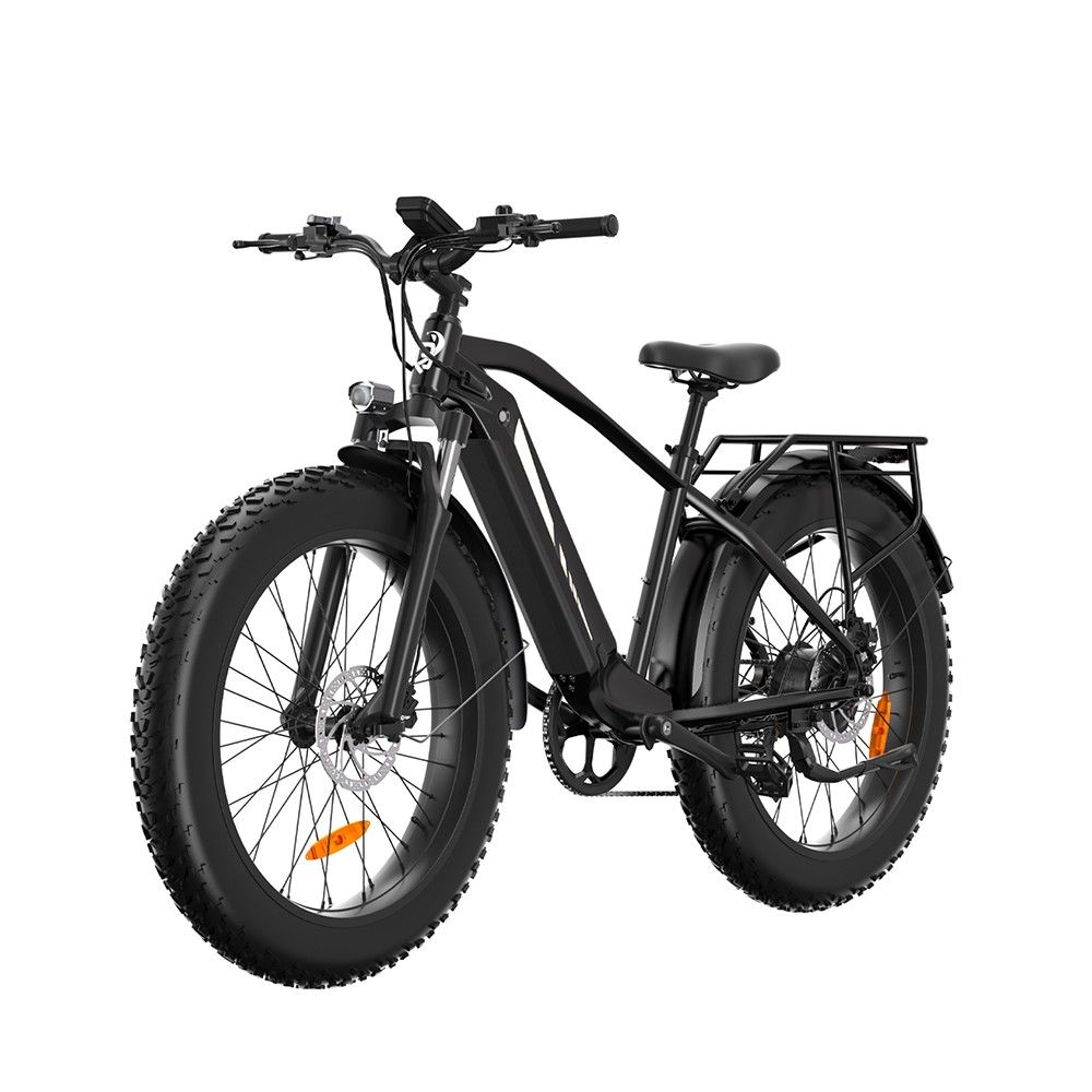 Vélo électrique de montagne noir avec pneus larges, porte-bagages et garde-boue. Vue de face, détails.
