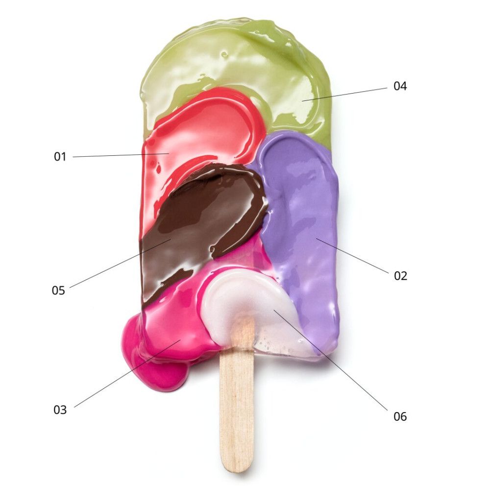 Glace à l'eau avec six couches colorées. Bâtonnet en bois en bas. Couleurs : vert, rouge, marron, violet, rose, blanc.