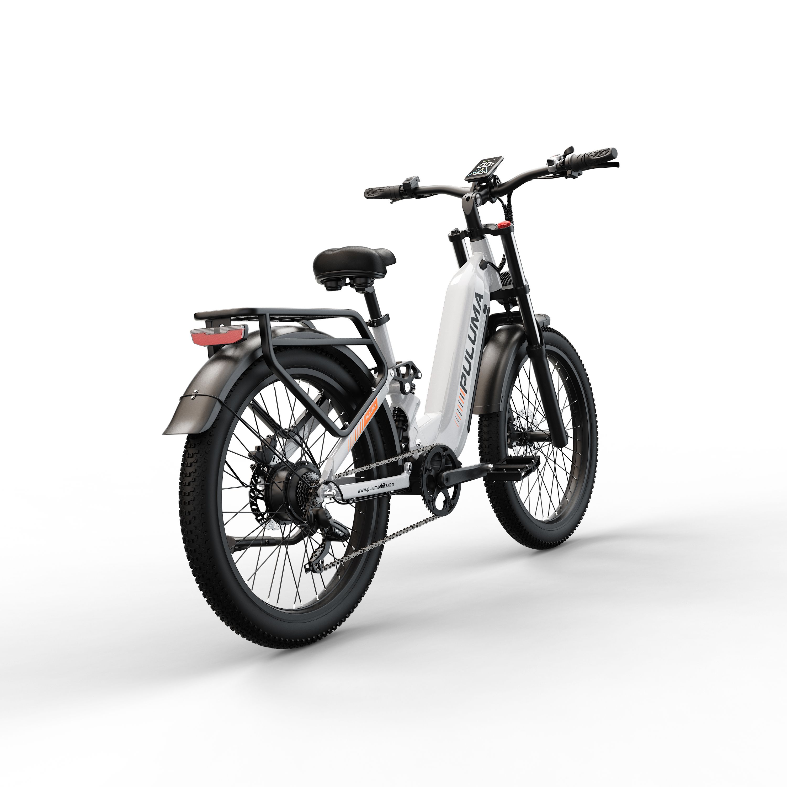 Witte elektrische fiets met zwarte banden en bagagedrager. Opschrift PULUMA.