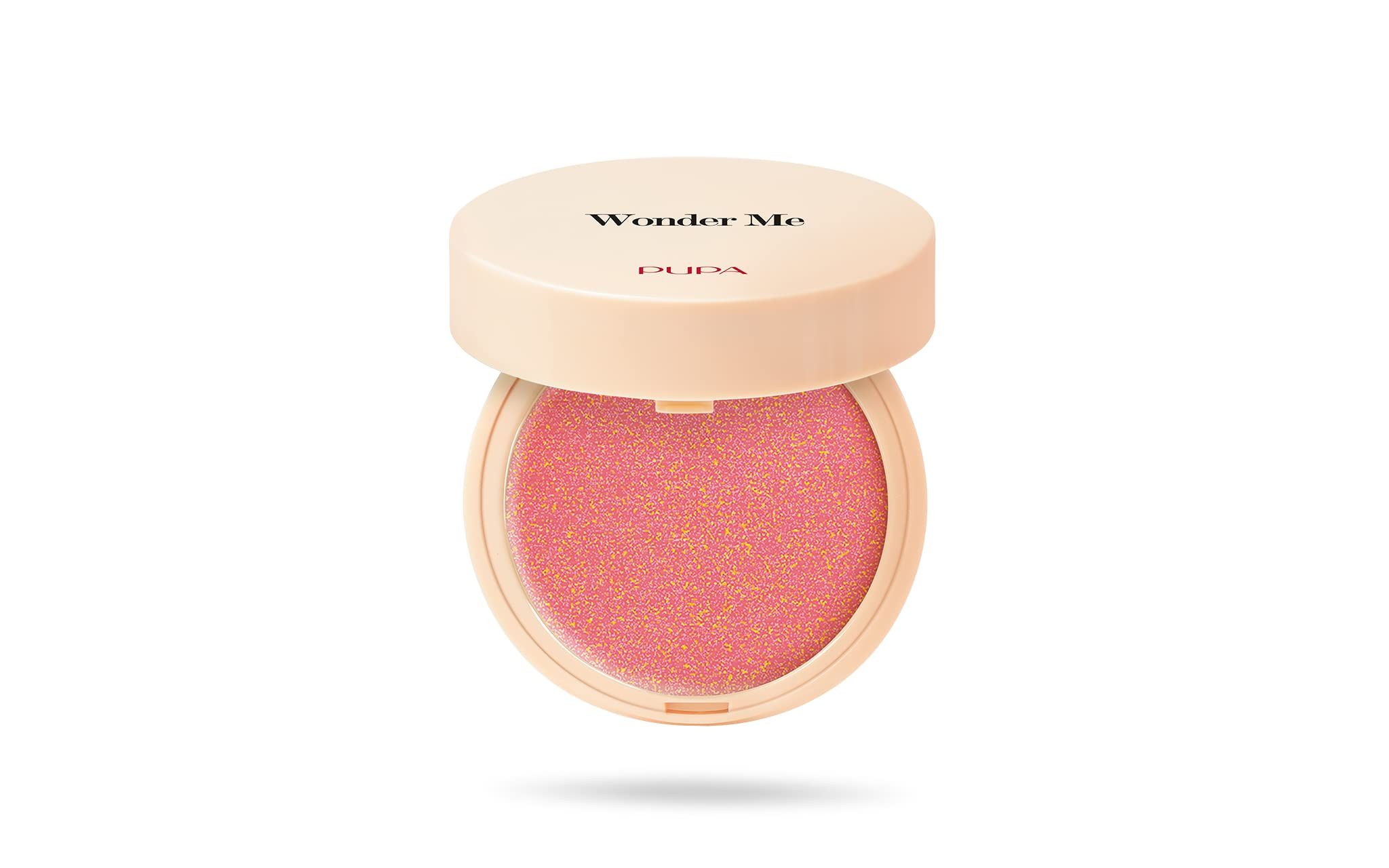 Poudre blush compacte ronde ouverte, contenu rose. Le couvercle est beige clair avec l'inscription "Wonder Me".