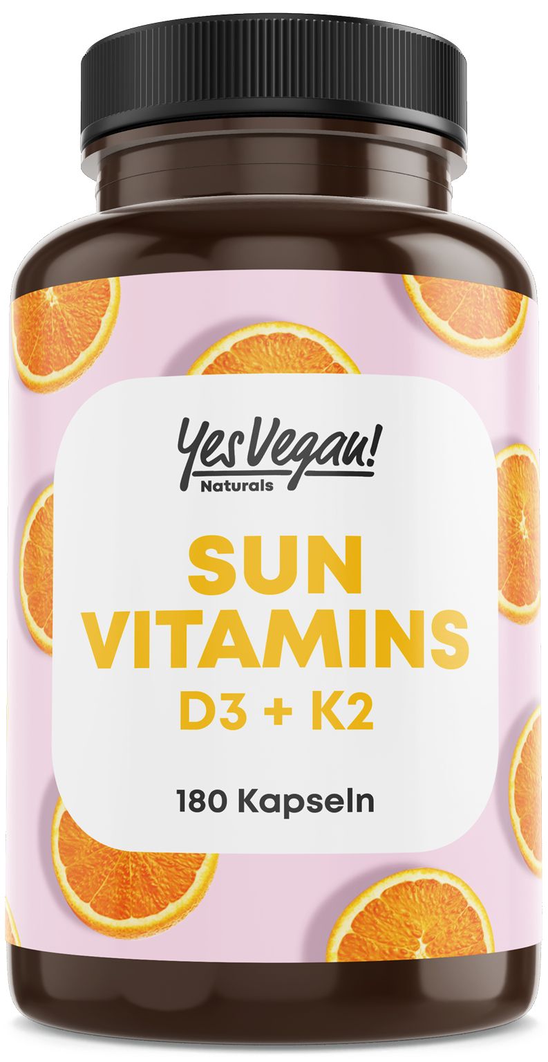 Flacon brun avec capsules. Inscription : SUN VITAMINS D3 + K2. 180 capsules. Décor d'oranges.