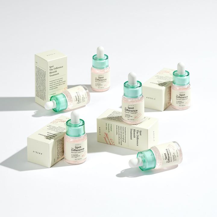 Meerdere flessen en dozen van het product. Flessen met groene dop en pipet. Productnaam op de dozen.