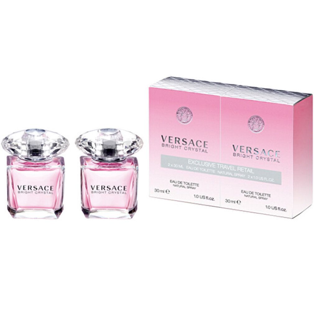 Coffret cadeau avec deux flacons de parfum et un emballage. Flacons avec liquide rose, bouchon transparent. Emballage avec logo et texte.