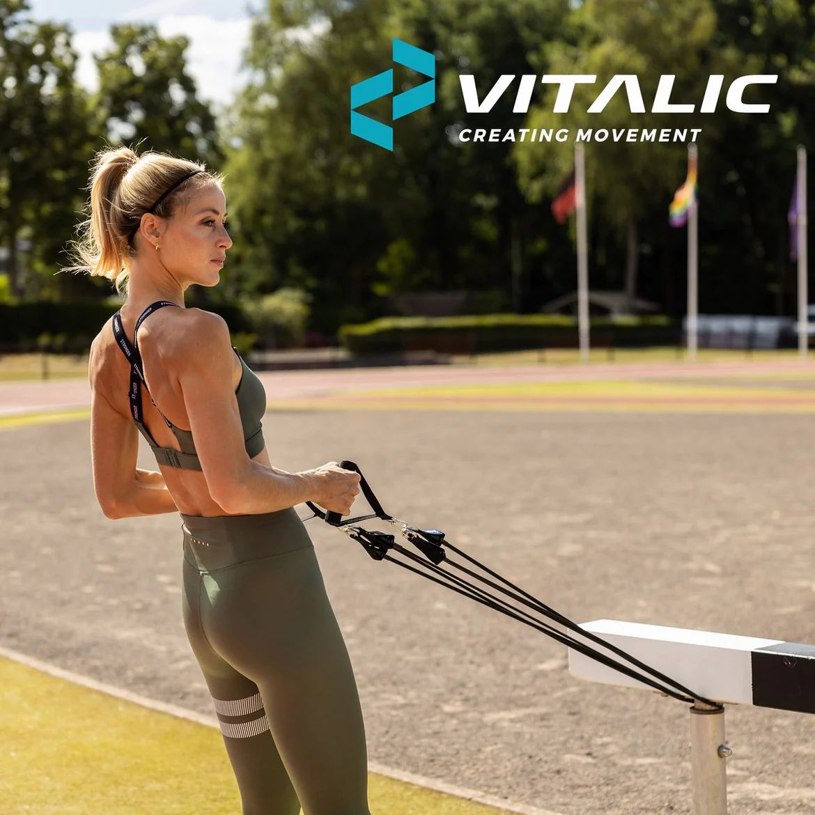 Femme s'entraînant avec des bandes de résistance noires à l'extérieur. Logo VITALIC en haut à gauche.