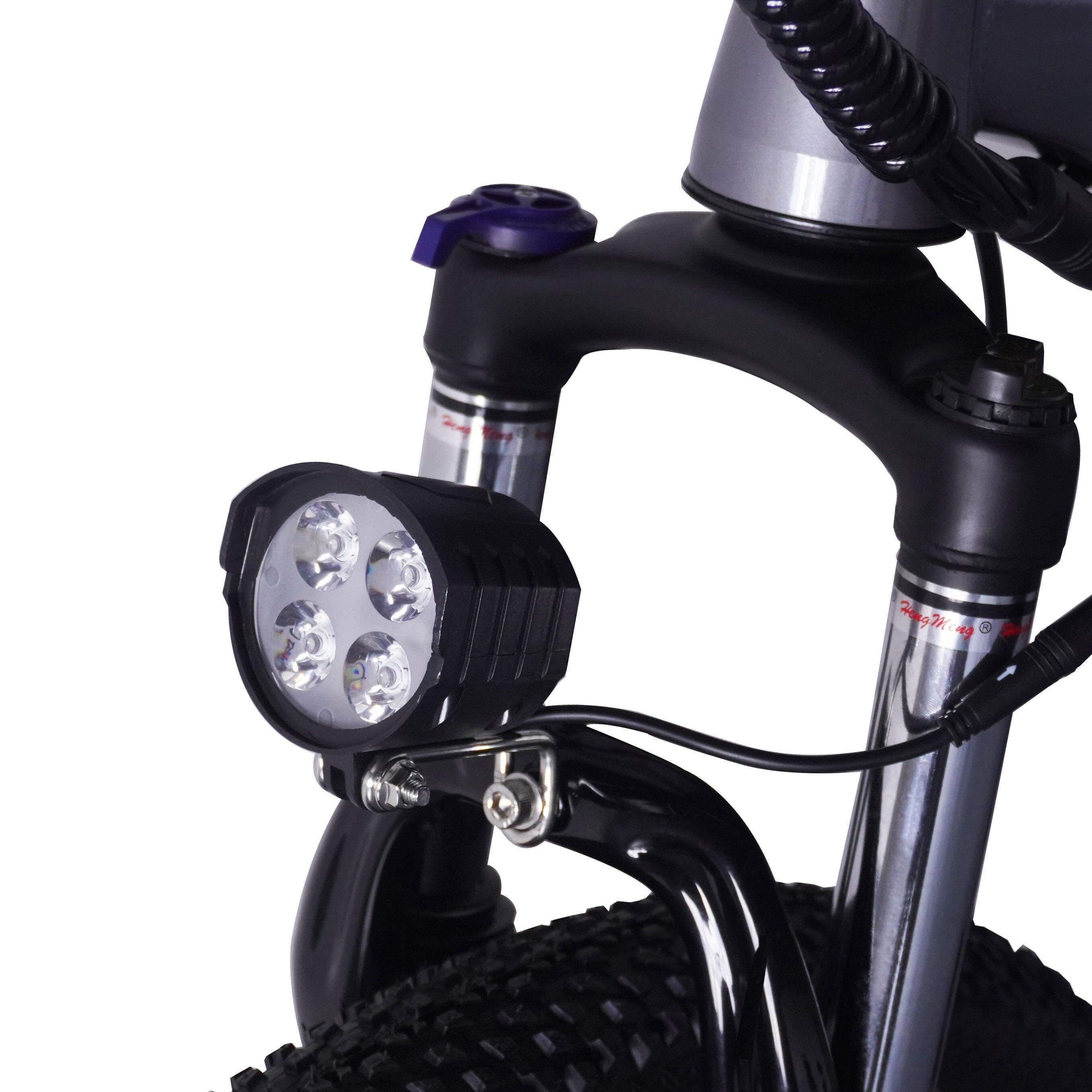 Gros plan du phare d'un vélo électrique. Quatre lumières LED dans un boîtier noir.