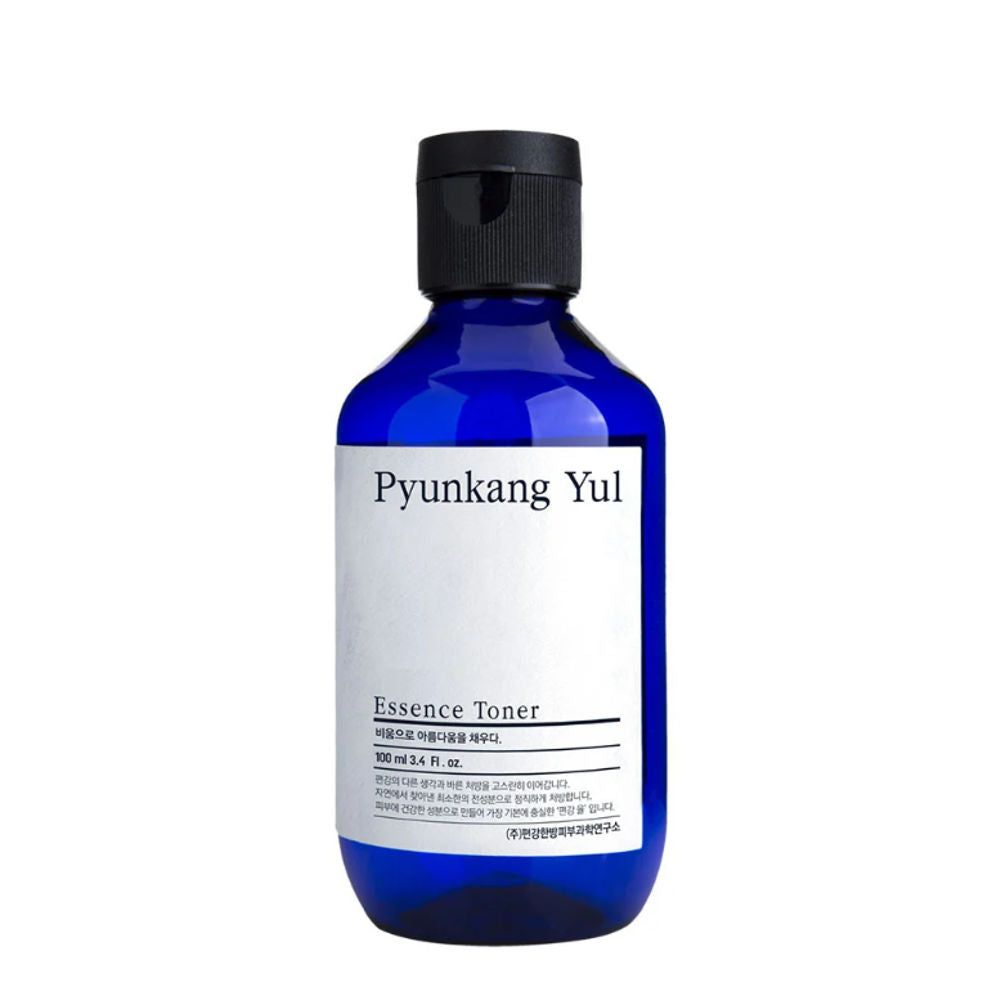 Blauwe fles met zwarte dop. Wit etiket met tekst: Pyunkang Yul Essence Toner.