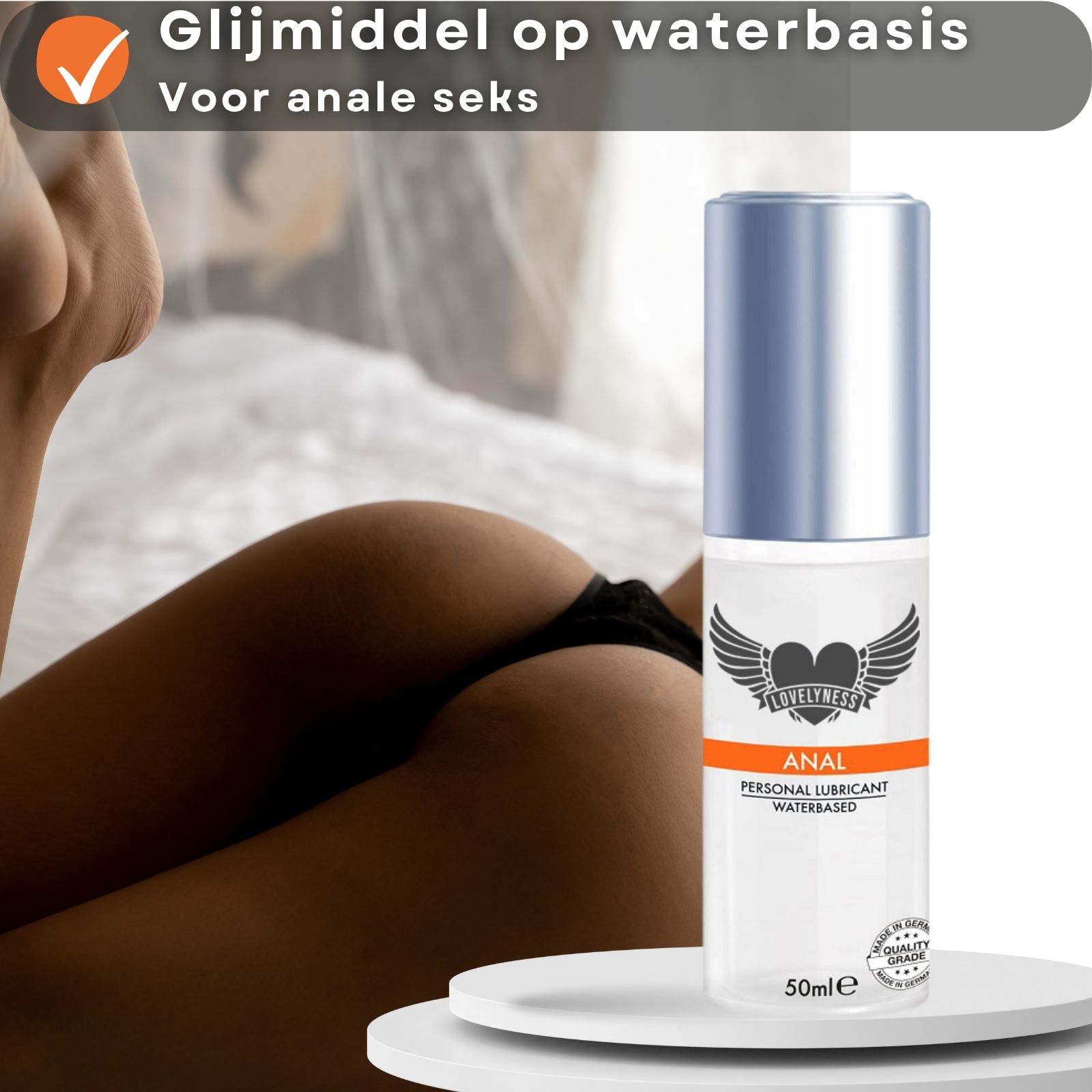 Glijmiddel fles. Achtergrond: billen, bed. Tekst: glijmiddel op waterbasis, voor anale seks.