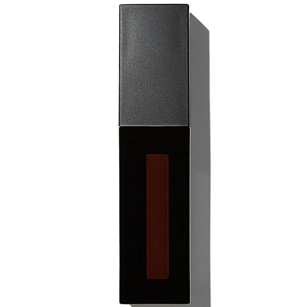 Gloss à lèvres brun foncé en flacon rectangulaire noir. Bouchon fermé. Sur fond clair.