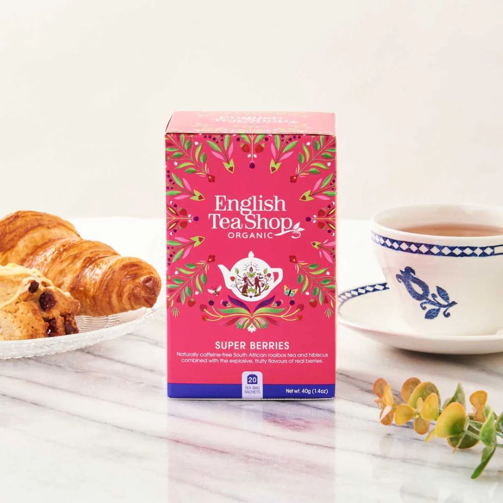 Roze verpakking "English Tea Shop Organic". Tekst "Super Bessen". 20 zakjes. Bio-label. Thee en gebak.