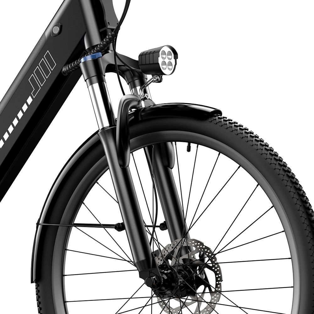 Gros plan du vélo électrique noir. Phare, garde-boue, disque de frein et pneu.