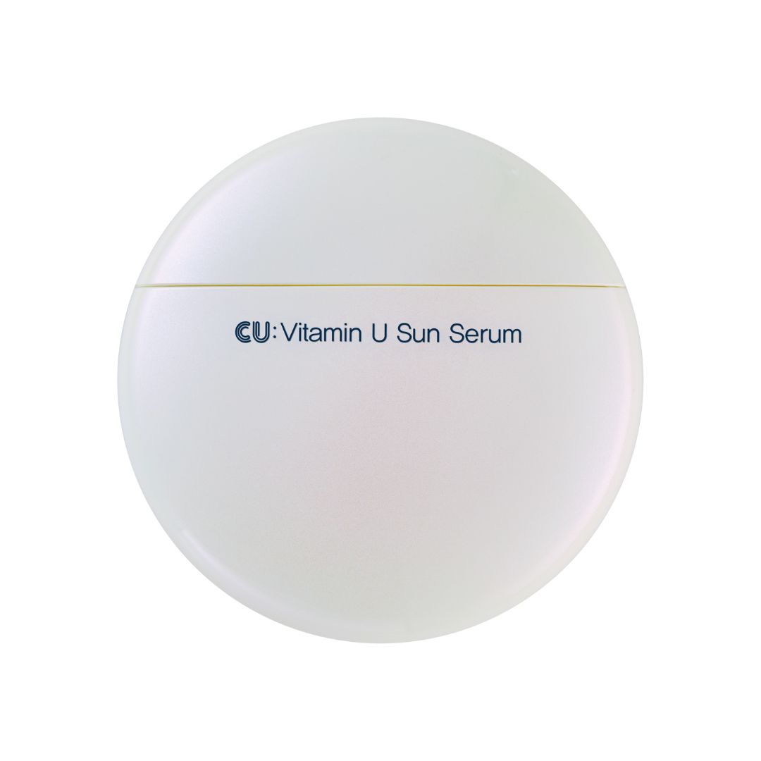 Wit, rond product. Opschrift: CU:Vitamin U Sun Serum.