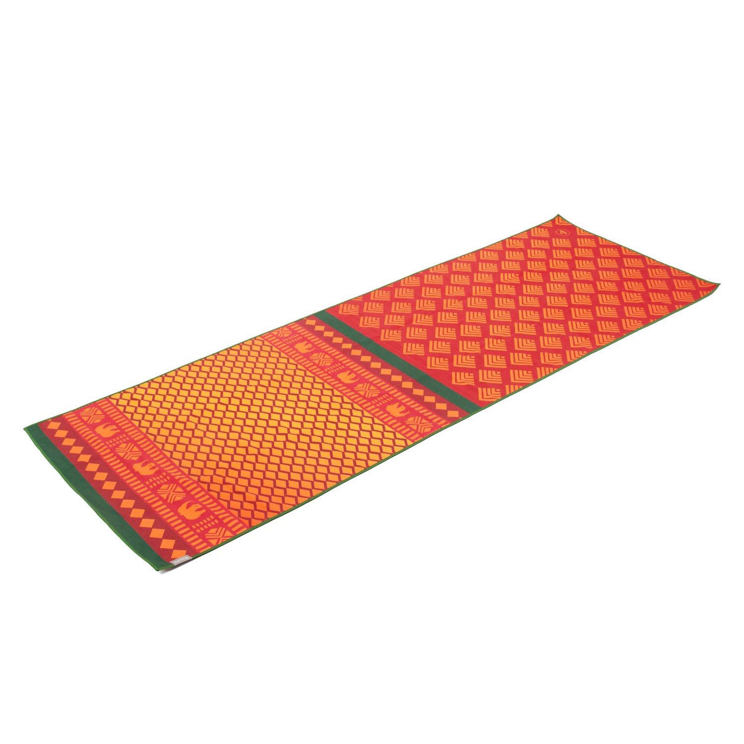 Serviette de yoga rot-gelb. En biais, avec motifs et bandes vertes. Éléphants et motifs géométriques.