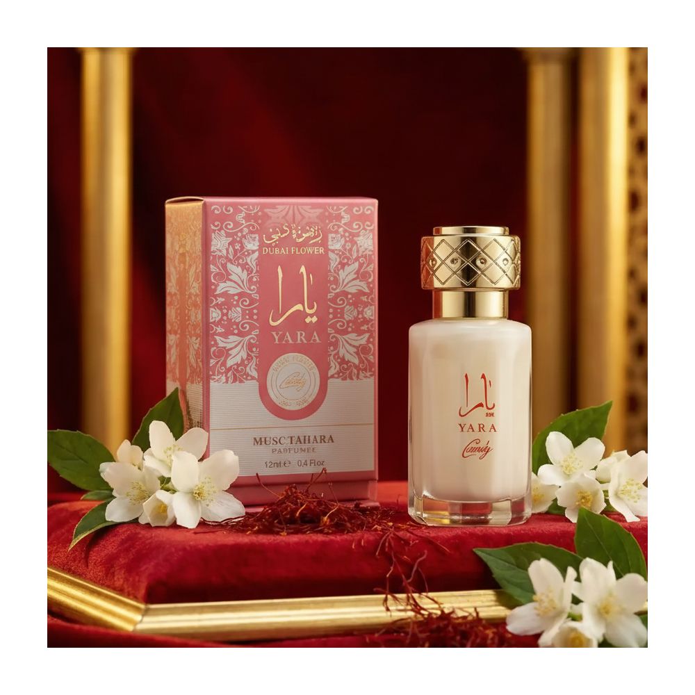 Flacon de parfum et emballage. Boîte rose avec écriture arabe et nom du produit. Flacon avec bouchon doré, entouré de fleurs.