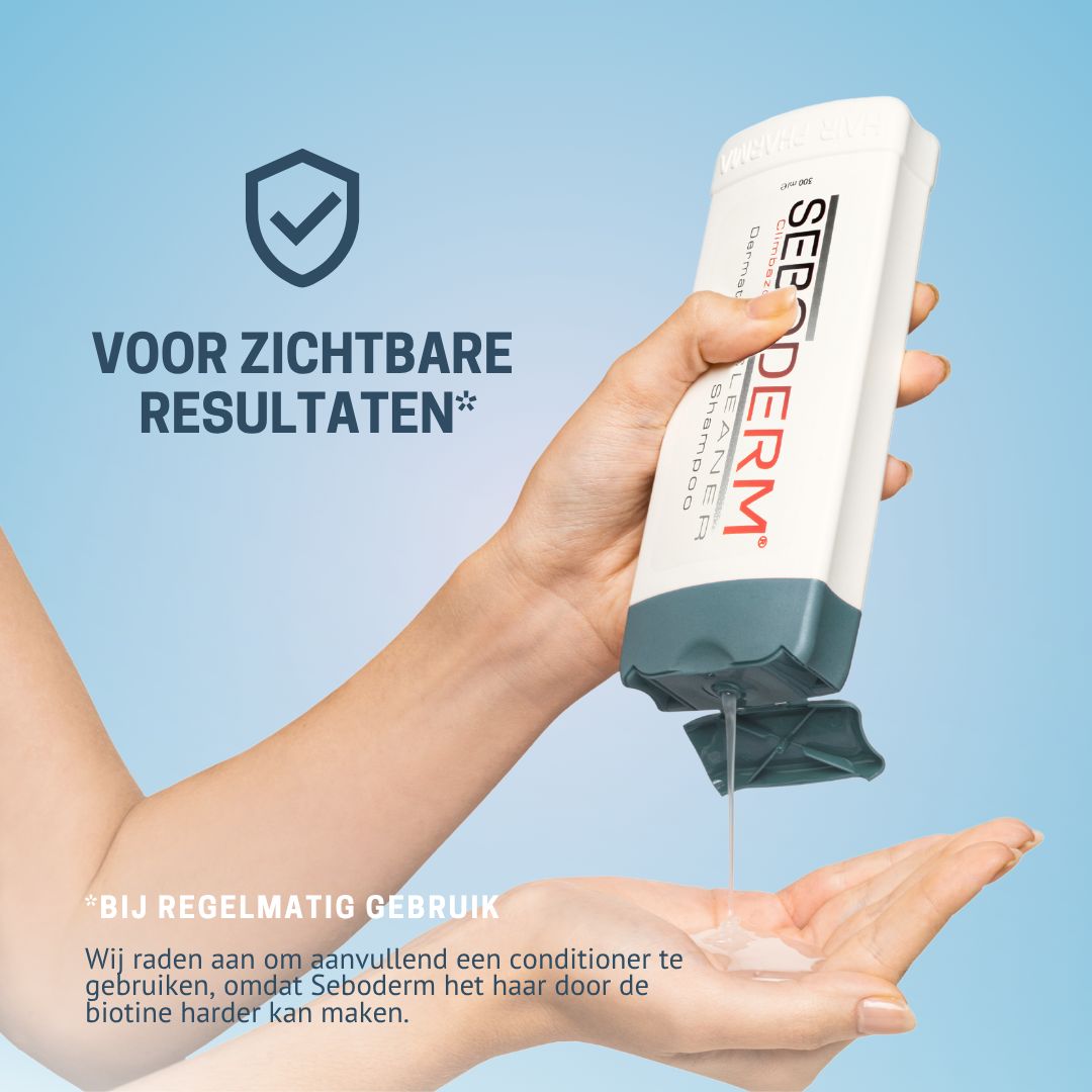 Hand giet Seboderm Cleaner Shampoo uit, voor zichtbare resultaten.