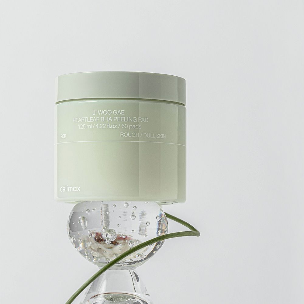 Een container met Celimax Heartleaf BHA Peeling Pads op een glazen bol.