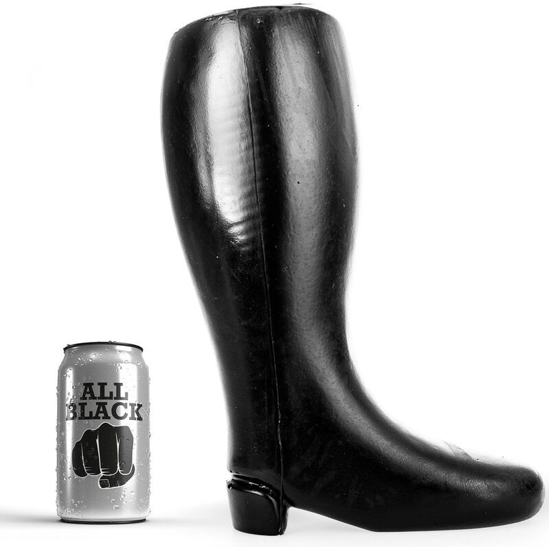 Zwarte laars naast een blikje "ALL BLACK" met een vuist.