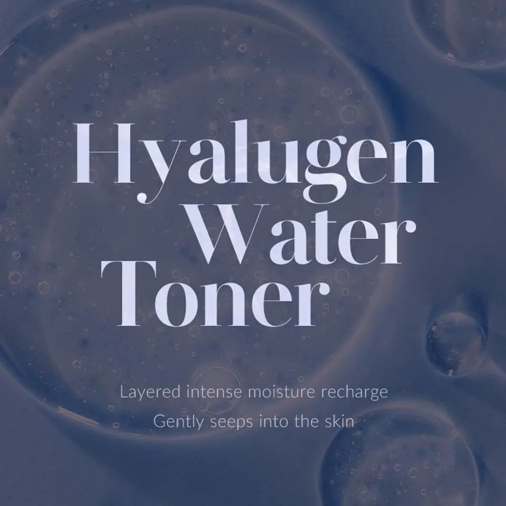 Close-up van tekst: Hyalugen Water Toner. Daaronder: Layered intense moisture recharge, Gently seeps into the skin.