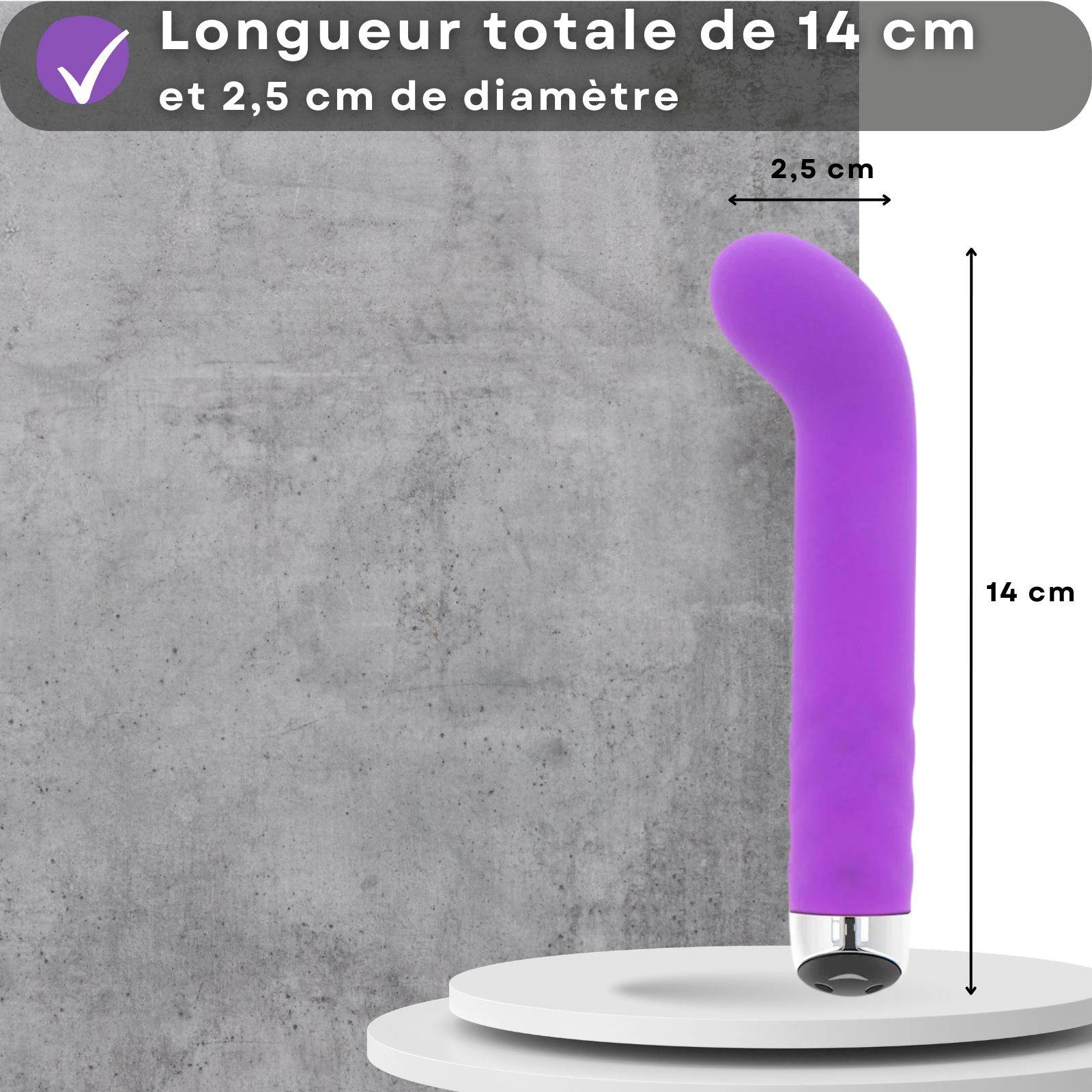 Vibrateur violet. Texte : 14cm long, 2,5cm diamètre. Sur socle. Fond gris.
