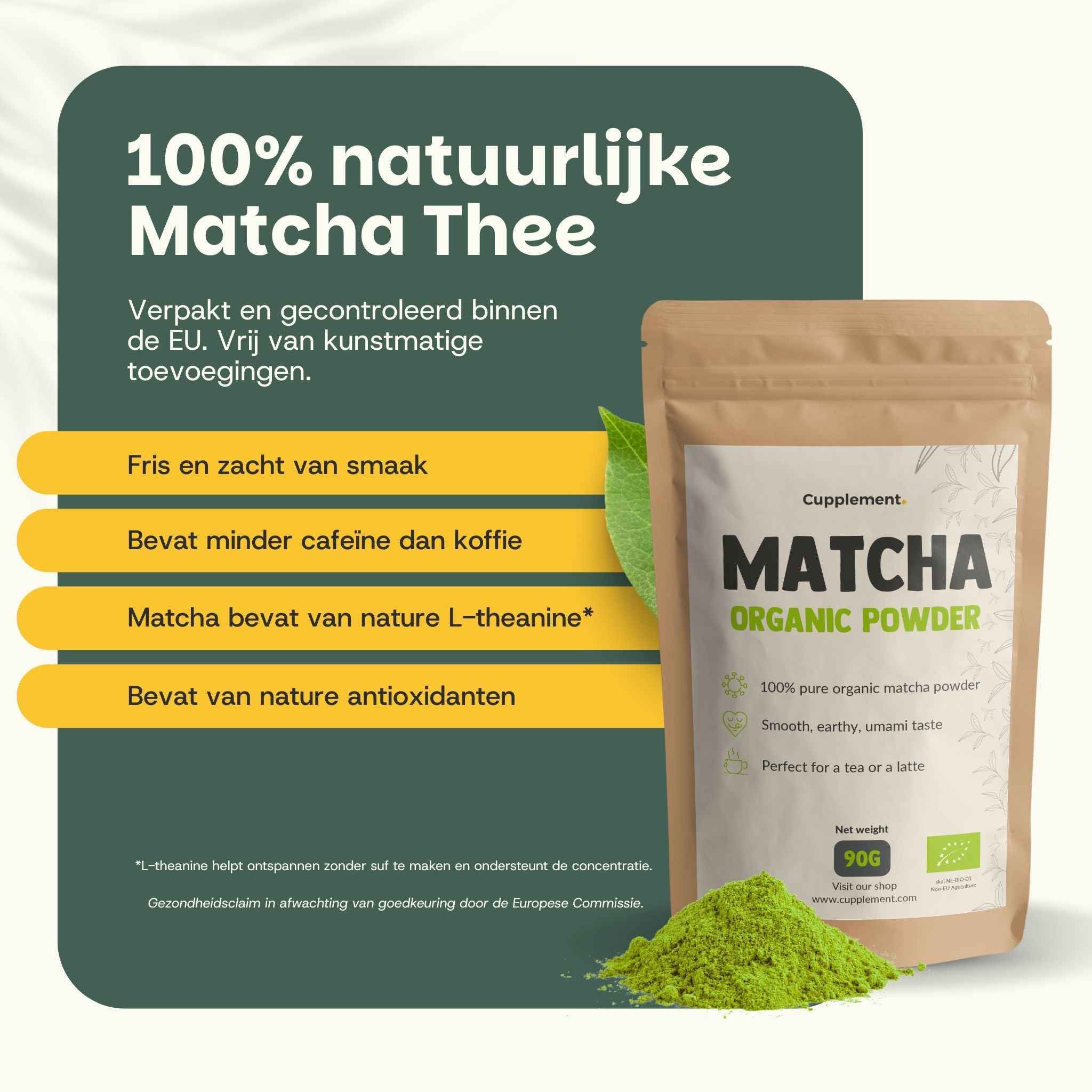 Zakje matcha poeder. Tekst: 100% natuurlijke Matcha Thee. 90g. Bio-keurmerk. Groen poeder ernaast.