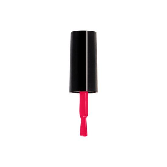 Bouchon noir avec pinceau. Pointe du pinceau avec vernis à ongles rouge.