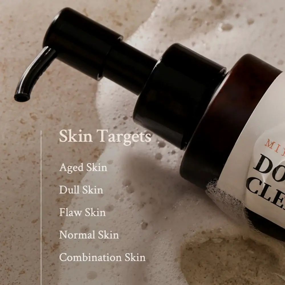 Close-up van de pomp en het productlabel. Opschrift: DOUBLE CLEANSER. Tekst: Skin Targets, Aged Skin, Dull Skin.