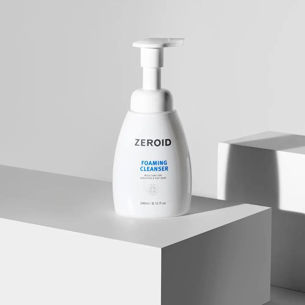 Flacon blanc ZEROID Foaming Cleanser sur socle blanc. Texte: Foaming Cleanser, mild care for sensitive & dry skin. 240ml/8.12 fl oz.