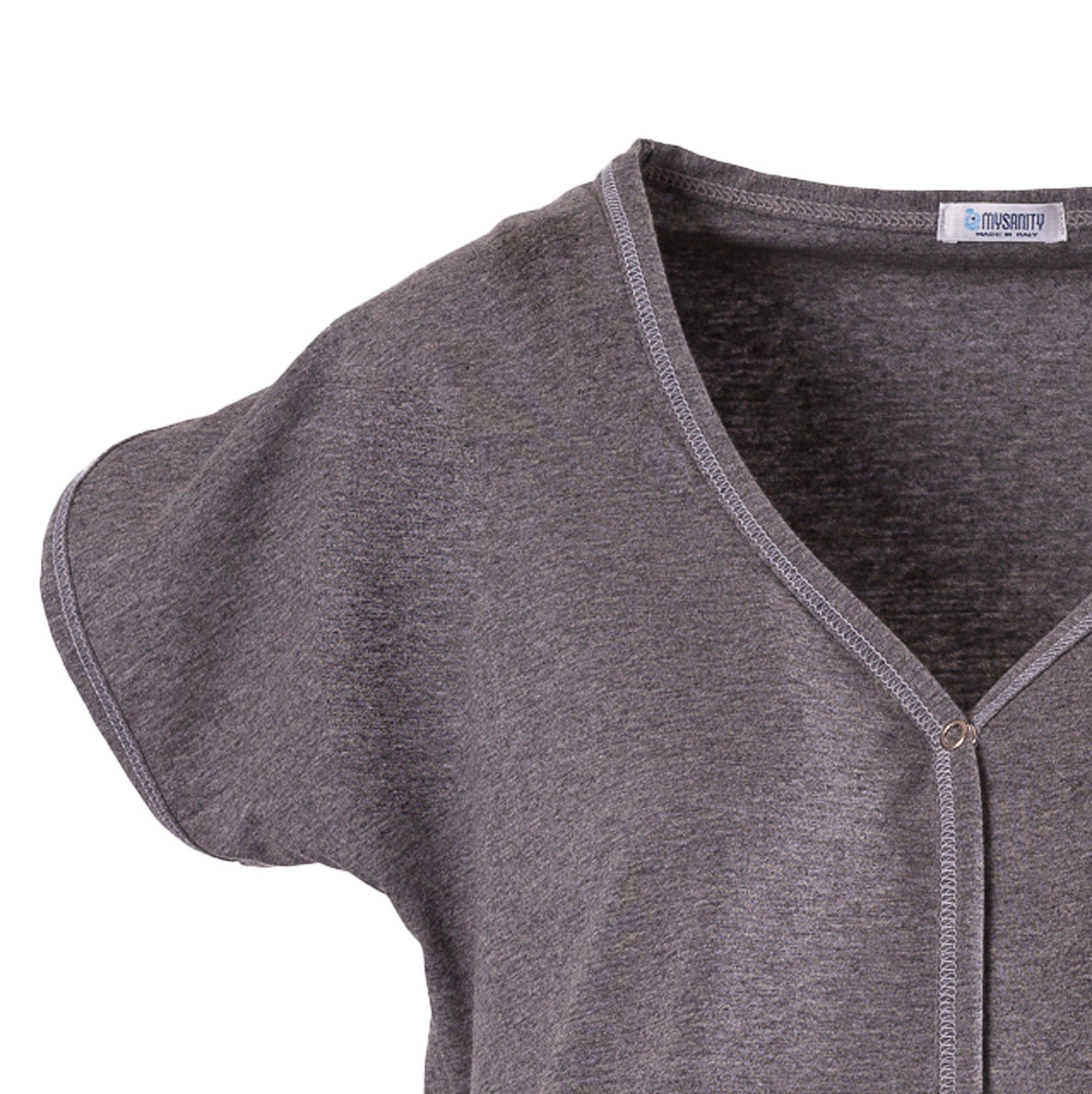 Gros plan sur la chemise de naissance grise. Col en V, manches courtes. Couture contrastée au col et aux manches. Étiquette.