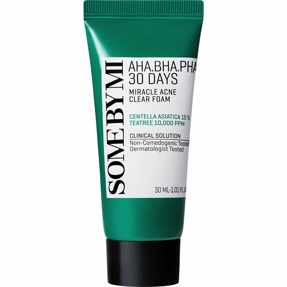 Groene tube met zwarte dop. Tekst: AHA.BHA.PHA 30 DAYS MIRACLE ACNE CLEAR FOAM. Merk: SOME BY MI.