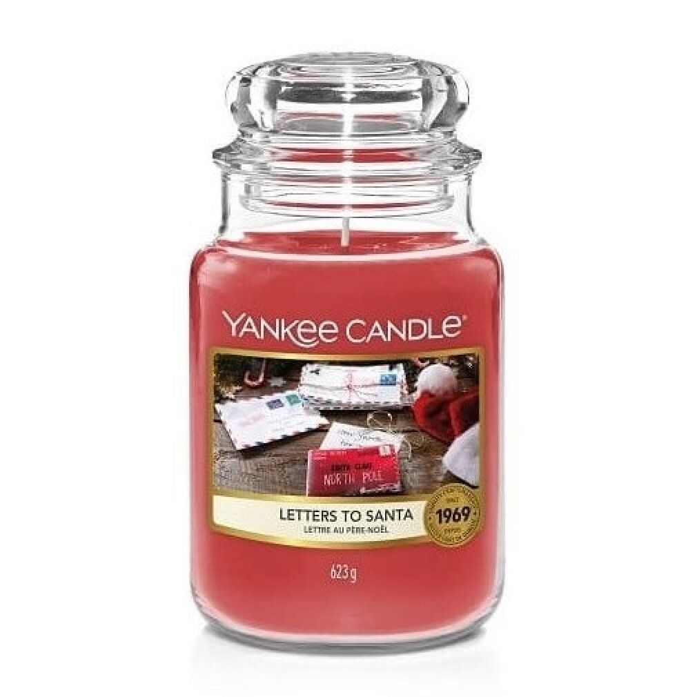 Bougie parfumée rouge en pot avec couvercle. Étiquette "Letters To Santa". Marque Yankee Candle. 623g.