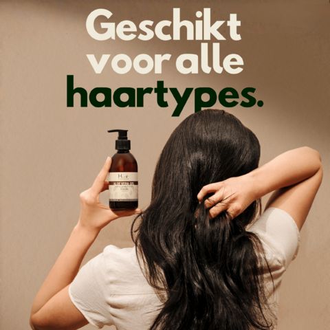 Vrouw houdt fles vast. Tekst: Geschikt voor alle haartypes. Bruine fles.