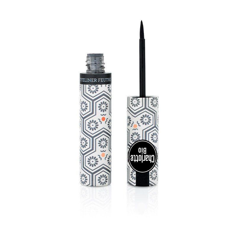 Zwarte eyeliner met fijne applicator. Merk Charlotte Bio. Flesje met bloemen- en geometrisch patroon. Opschrift "Bio".