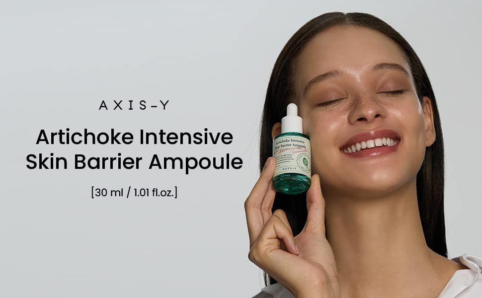 Vrouw houdt een groene glazen fles met witte dop vast. Opschrift: Artichoke Intensive Skin Barrier Ampoule. AXIS-Y.