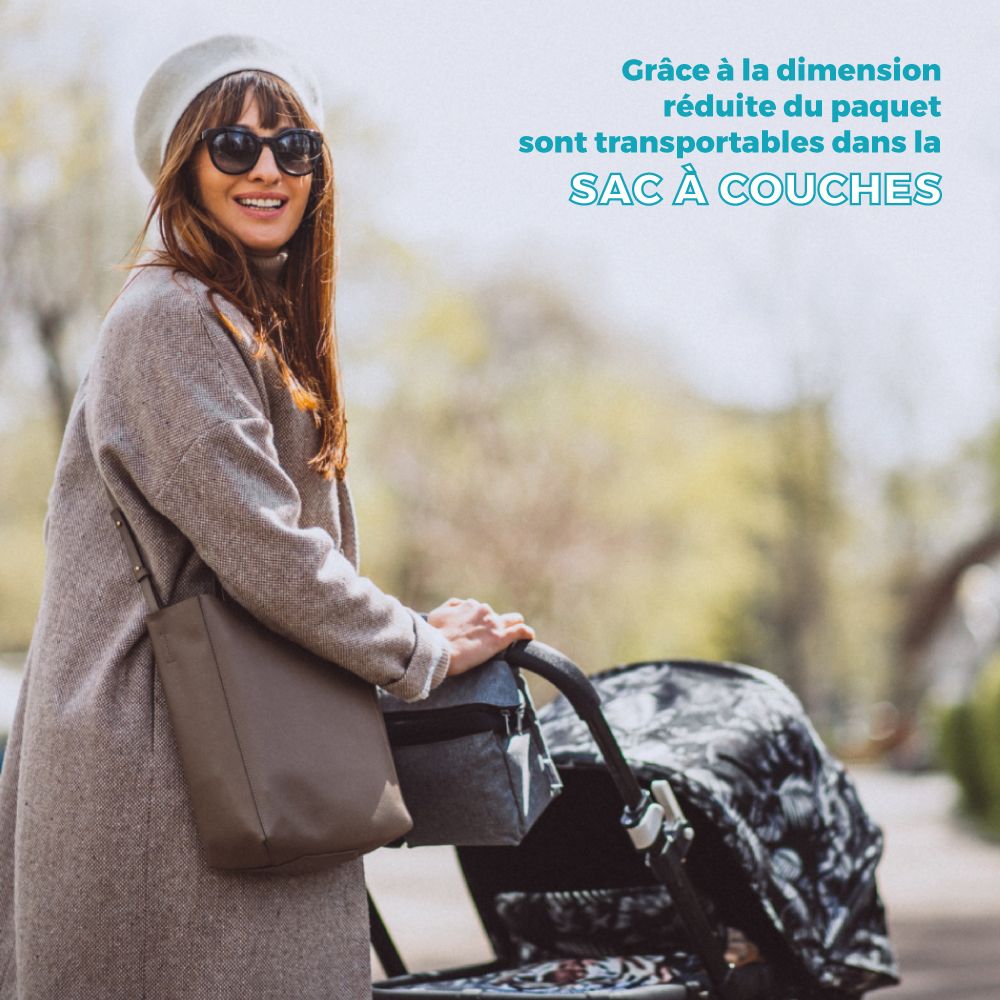 Femme avec poussette. Texte : Grâce à la petite taille, les paquets sont transportables dans le sac à couches.