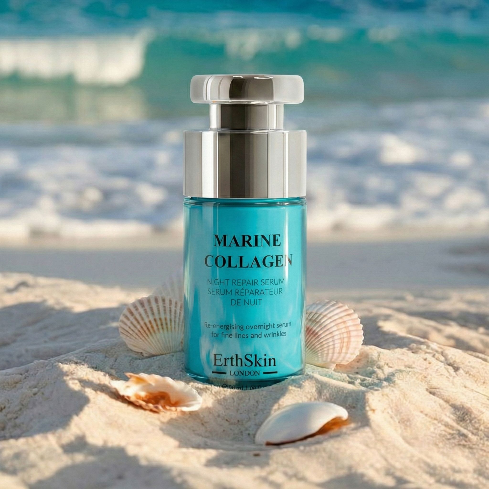 Sérum réparateur de nuit au collagène marin sur la plage avec des coquillages.