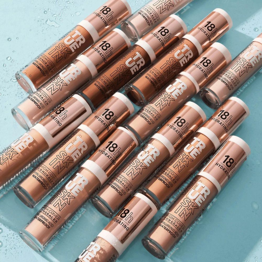 Plusieurs flacons de Catrice True Skin Concealer. Texte: True Skin, High Cover, 18h Hydratant, Waterproof.