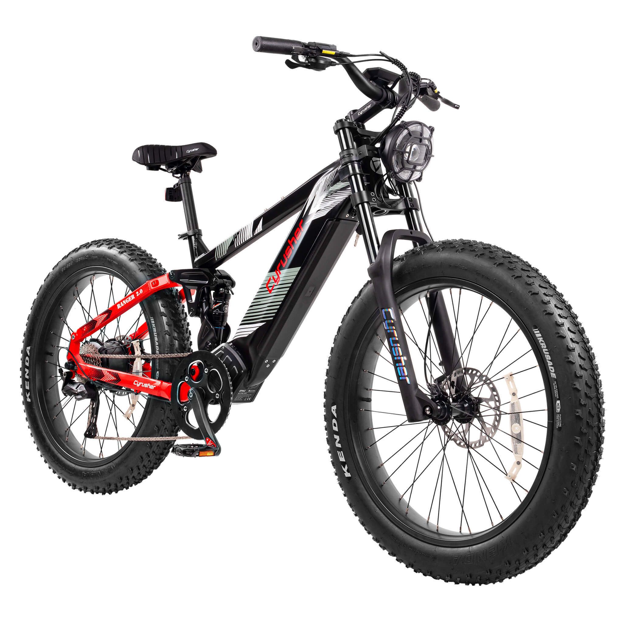 Zwarte elektrische mountainbike met rode accenten. Brede banden, koplamp, vering. Merk CYRUSHER.