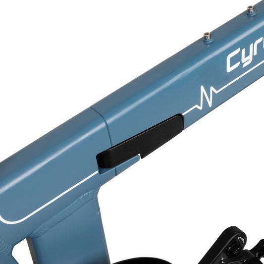 Blauw fietsframe met witte graphics en zwarte handgreep. CYRUSHER-opschrift zichtbaar.