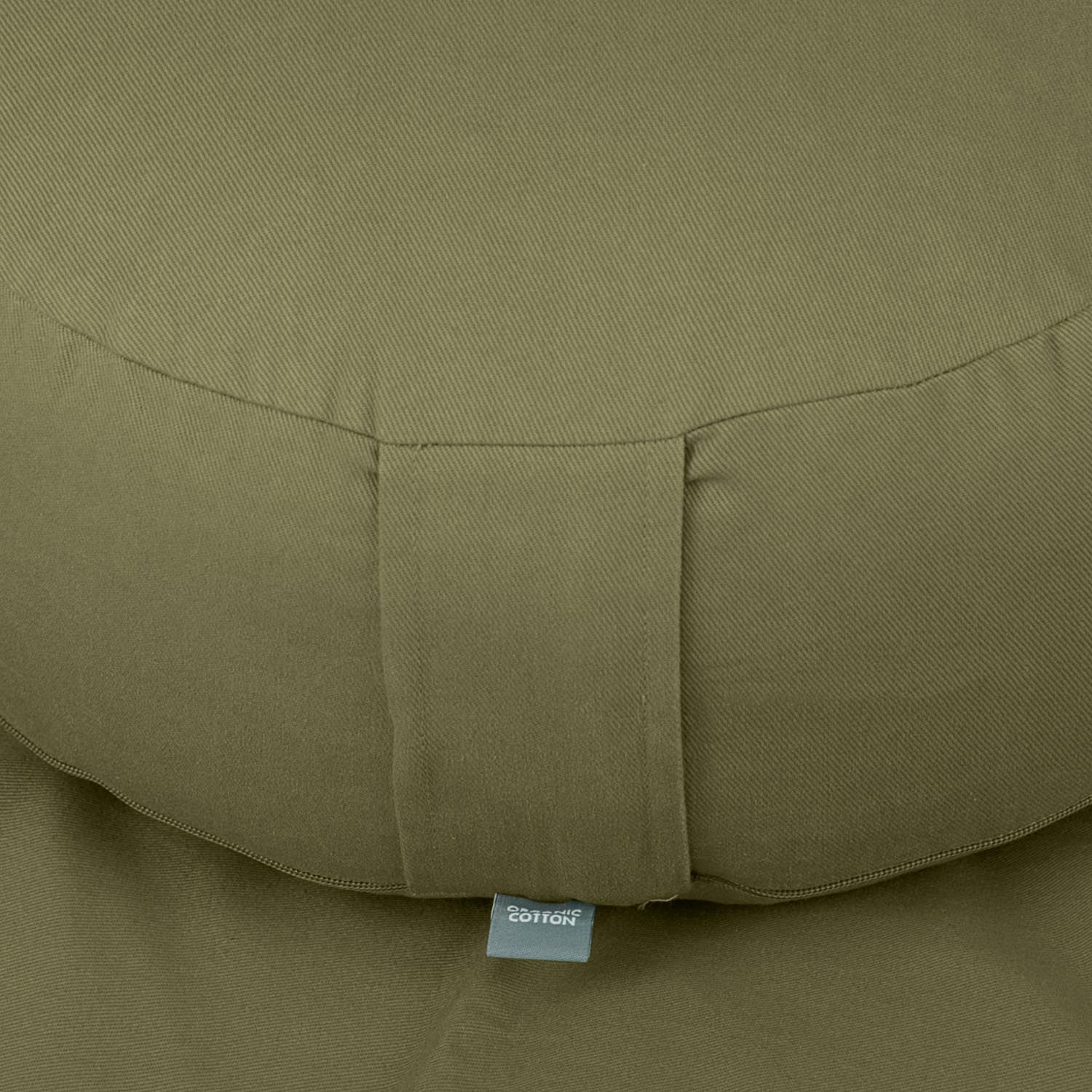 Close-up van het groene RONDO ECO meditatiekussen. Stof met ingenaaide band en label.