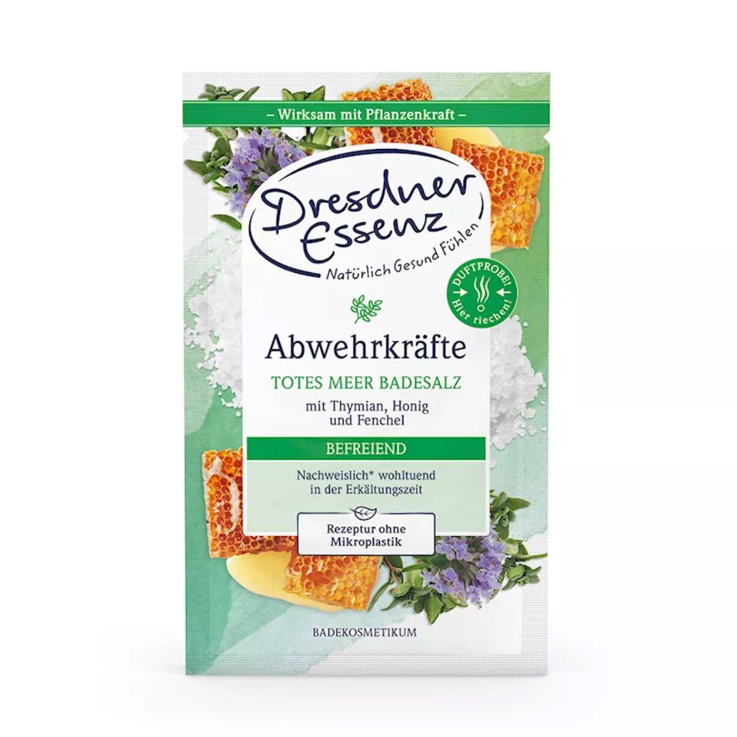Emballage de sel de bain Dresdner Essenz. Texte: Abwehrkräfte, Totes Meer Badesalz, avec thym, miel et fenouil. Design vert et blanc.