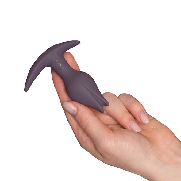 Bouchon anal gris foncé en forme de fleur, vu de côté.