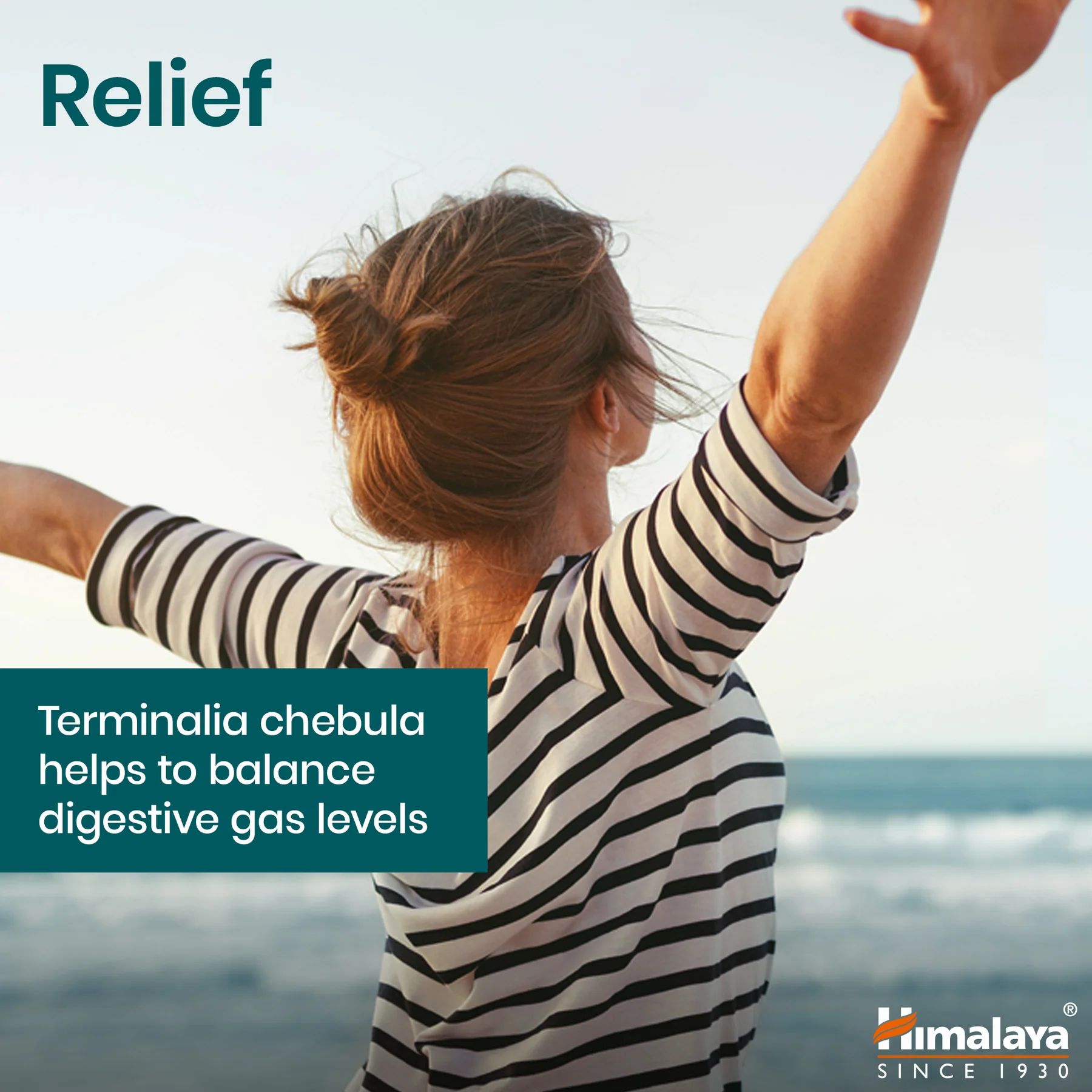 Femme bras levés sur la plage. Texte: Terminalia chebula aide à équilibrer les gaz digestifs.