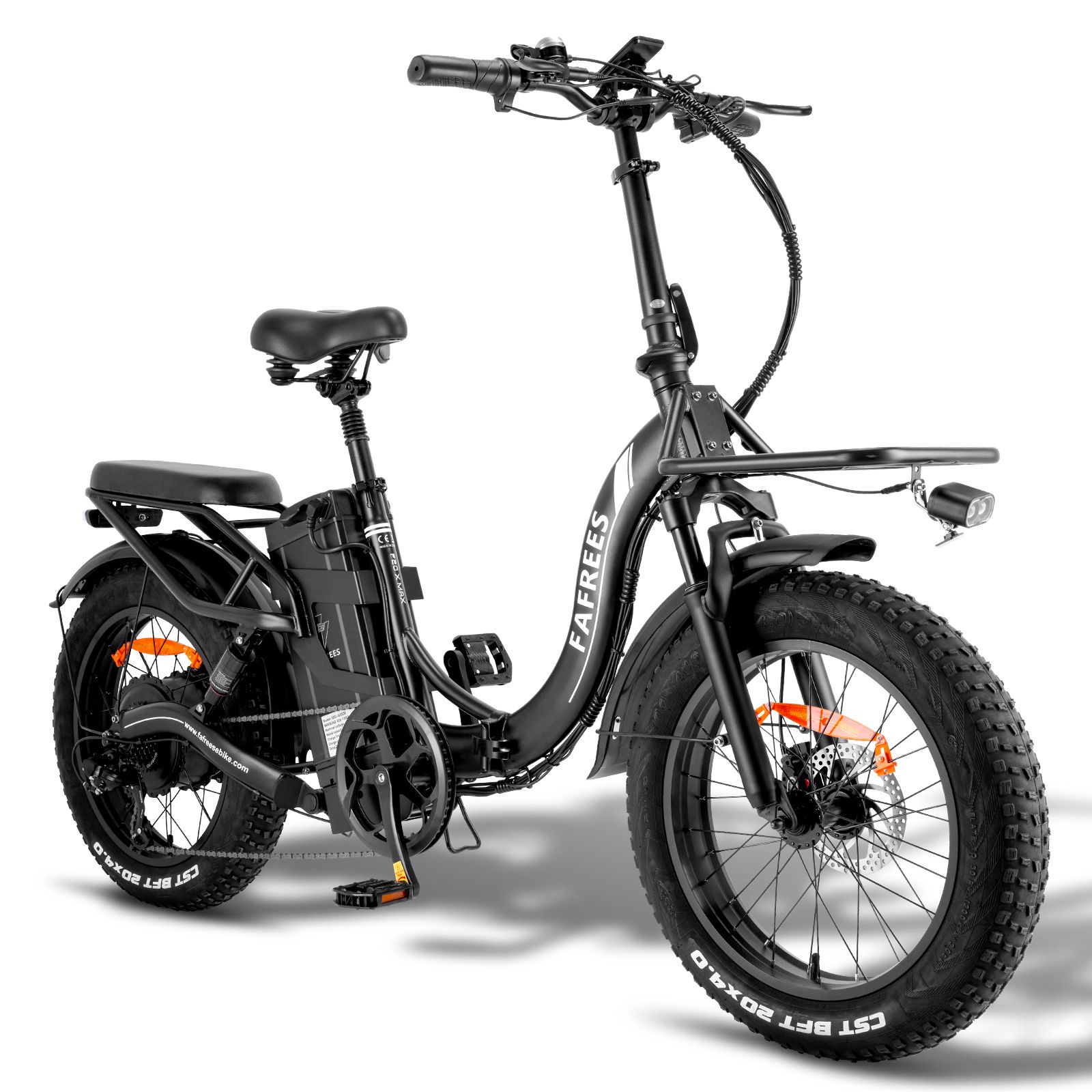 Zwarte Fafrees e-bike met brede banden, voorste mand en bagagerek. Batterij, schijfremmen, CST-banden zichtbaar.