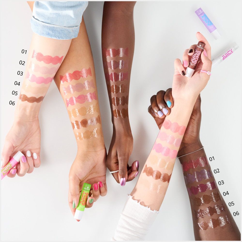Plusieurs bras montrent différentes couleurs de baume à lèvres. Six teintes sont appliquées sur chaque bras.