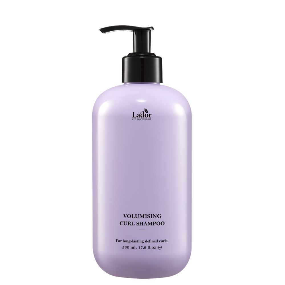 Bouteille violette avec distributeur noir, Lador Volumising Curl Shampoo, 330 ml.