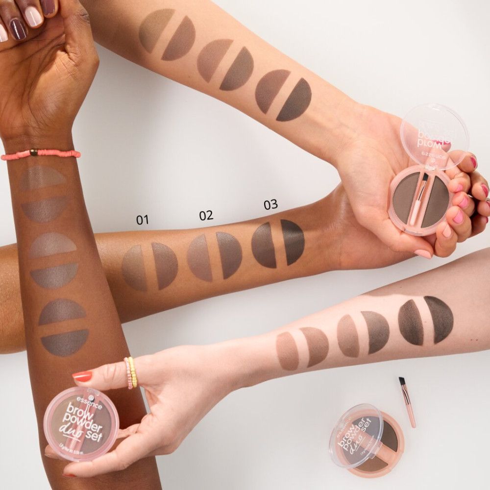 Plusieurs bras avec des échantillons de poudre à sourcils. Les couleurs 01, 02 et 03 sont appliquées sur les bras. Certains tiennent le produit.