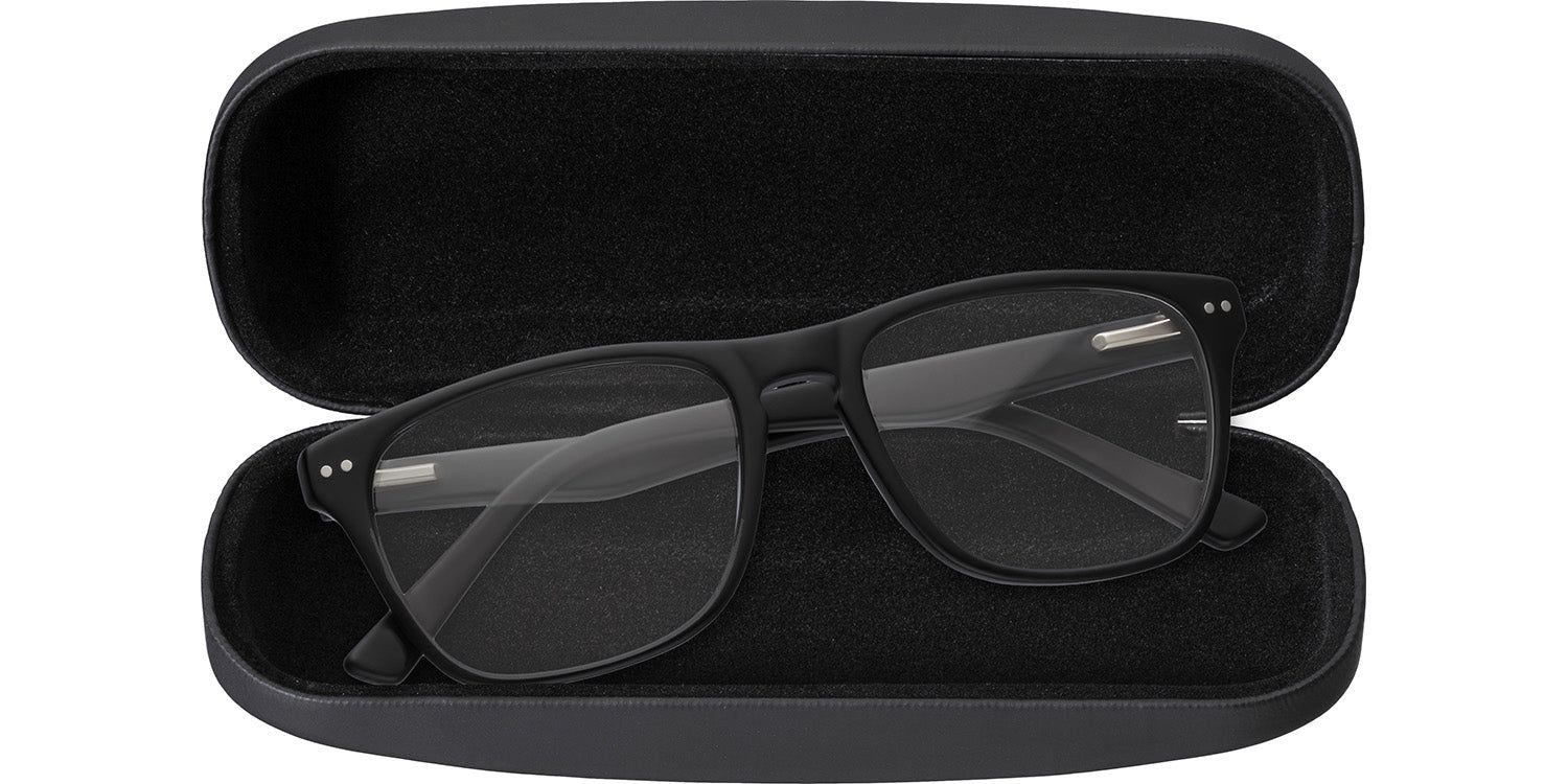 Étui rigide noir ouvert avec lunettes. Lunettes à monture noire.