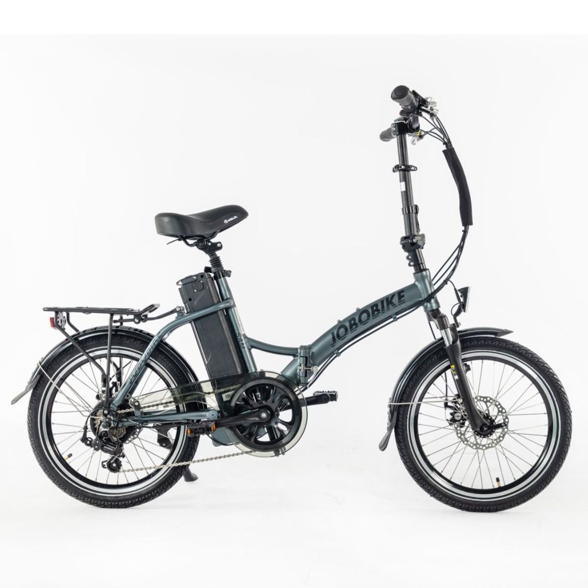Vélo électrique gris JOBOBIKE SAM avec selle noire, porte-bagages et batterie. Vue latérale.