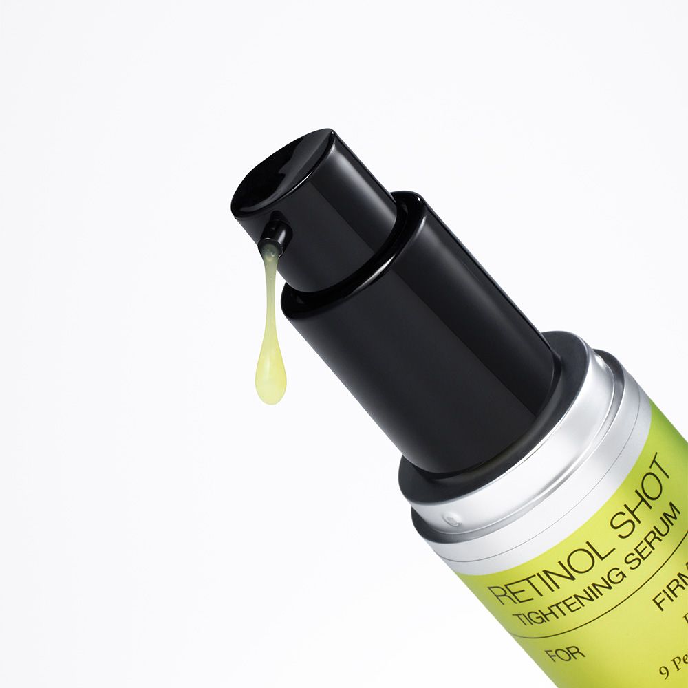 Celimax Retinol Serum dispenser met een druppel serum.