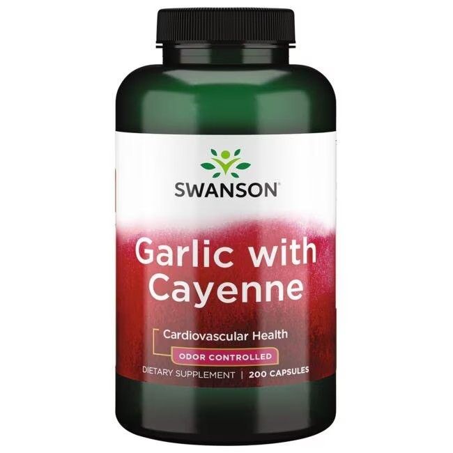 Flacon vert avec bouchon noir. Étiquette blanche avec dégradé rouge. Inscription : SWANSON, Garlic with Cayenne, 200 capsules.